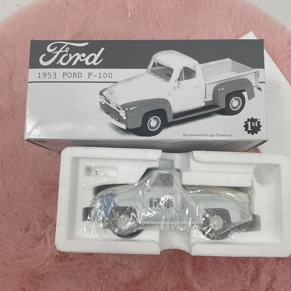 VINTAGE 2003 1st Gear Ford 1953 F-100 1/34 Die-Cast Metal Replica